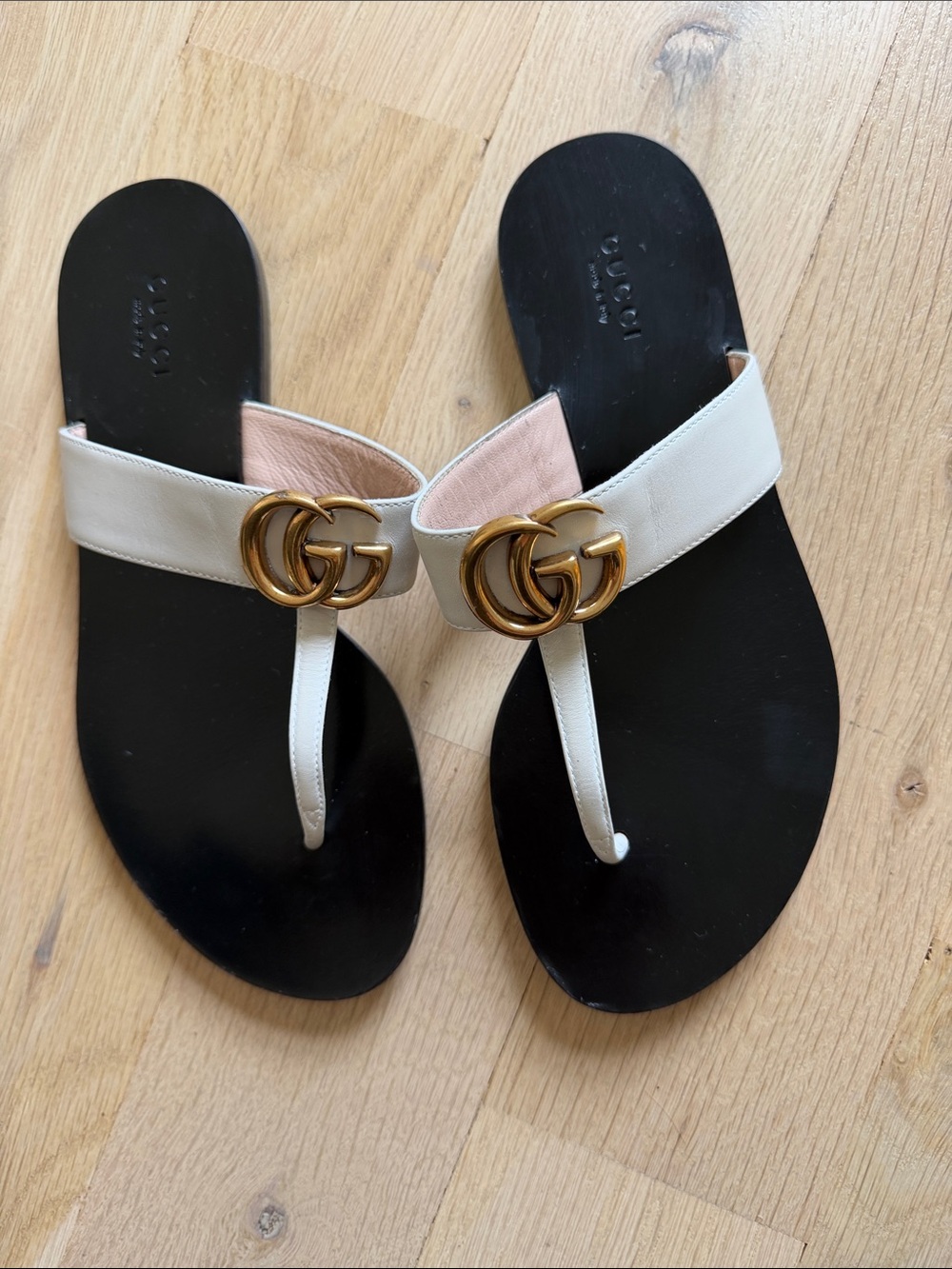Gucci White Leather Gold GG Thong Sandals with Black Footbed